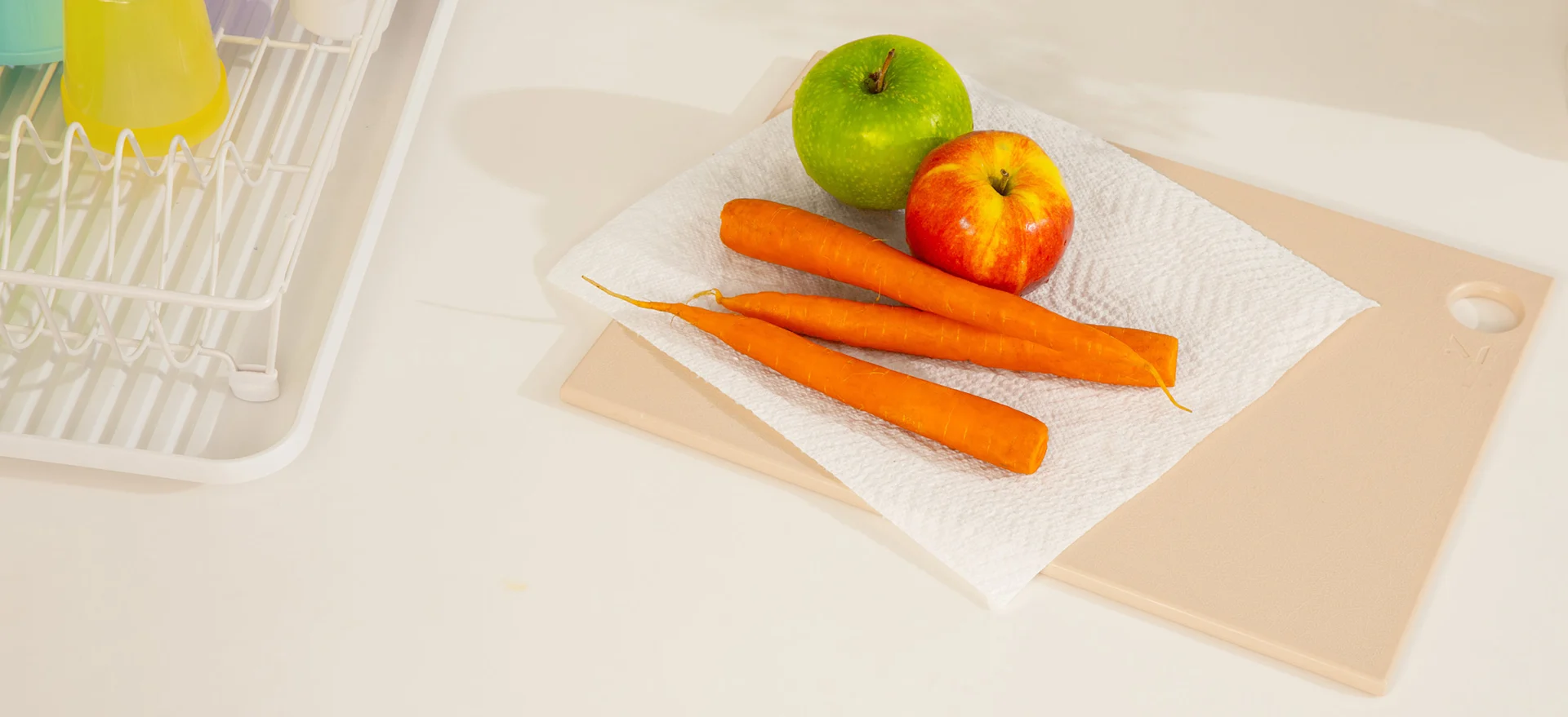 Des pommes et des carottes sur une feuille Bounty