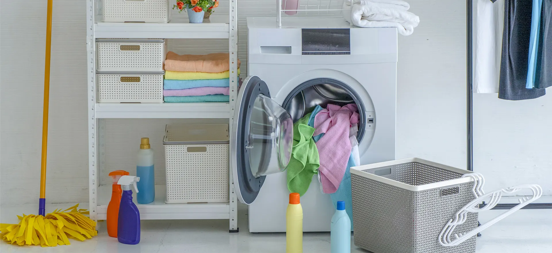 Une salle de lavage où se trouve une multitude de produits de nettoyage
