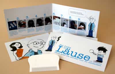 Inhalt des Diagnosesets mit Postkarten und Kamm