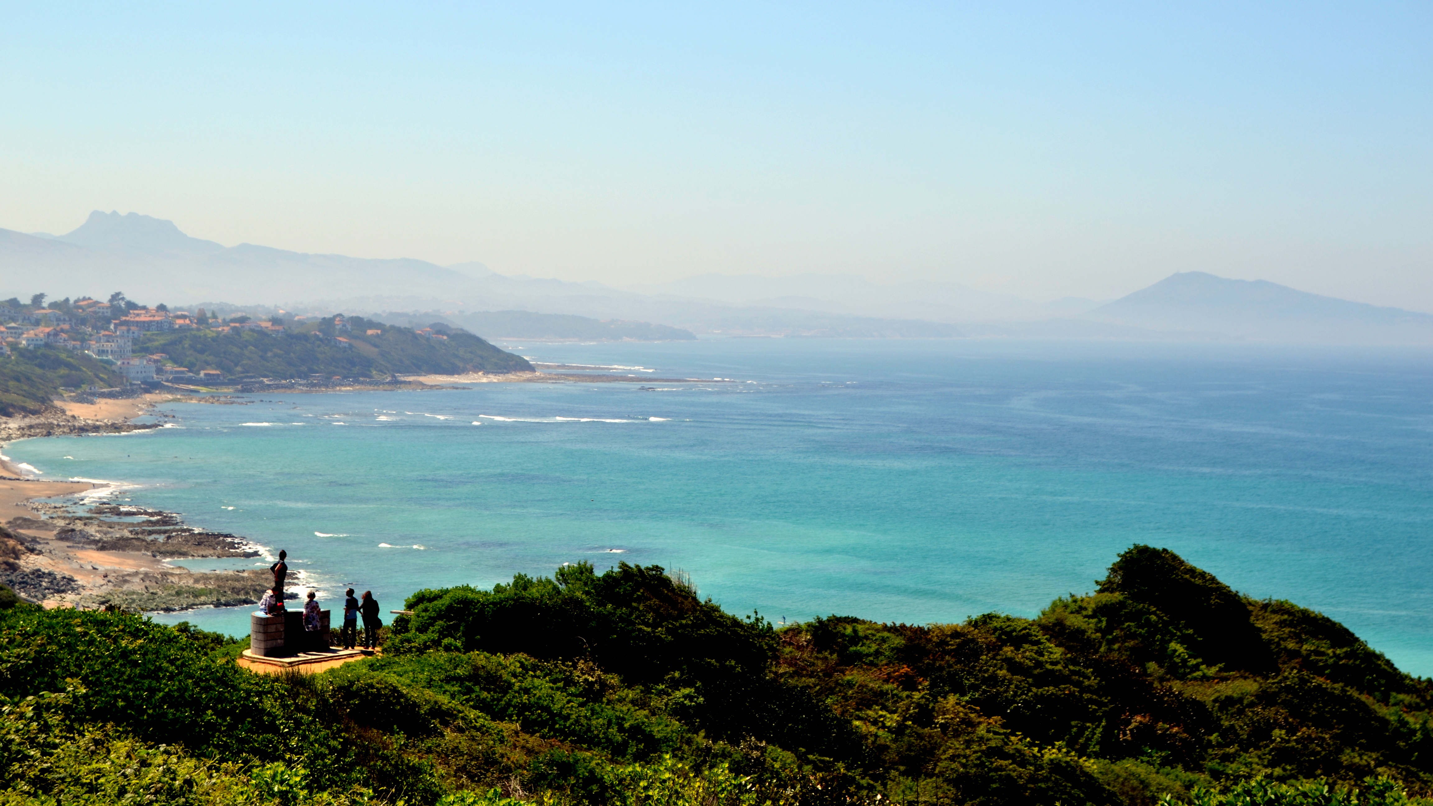 Vue sur le littoral basque depuis la chapelle Sainte-Madeleine, à Bidart.