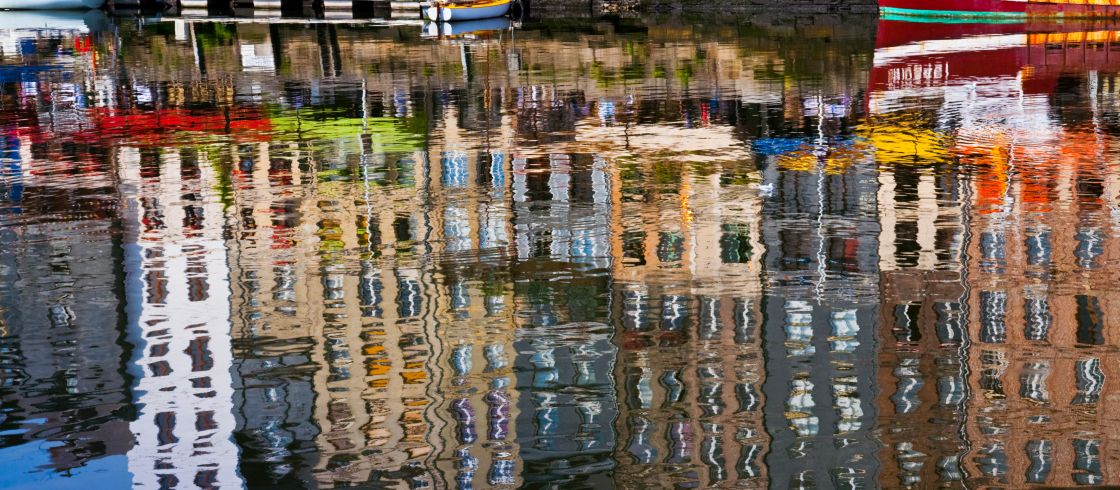 Normandie : 11 expériences pour marcher sur les pas des Impressionnistes Les_reflets_du_vieux_bassin_de_Honfleur__une_in__puisable_source_d_inspiration_pour_les_peintres_impressionnistes.___c_ak-fo