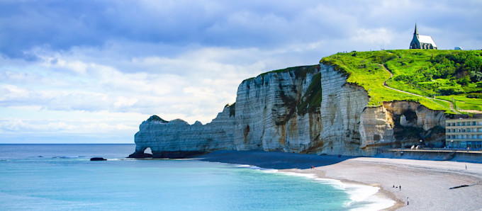 Normandie : 11 expériences pour marcher sur les pas des Impressionnistes Les_falaises_d_Etretat__c_StevanZZ_GettyImagesR