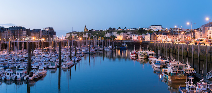 Normandie : 11 expériences pour marcher sur les pas des Impressionnistes Le_port_de_Dieppe__c_StockstudioX_GettyImagesR