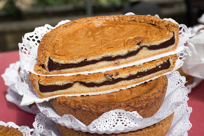 Le gâteau basque avec fourrage à la cerise