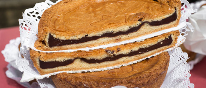 Le gâteau basque avec fourrage à la cerise