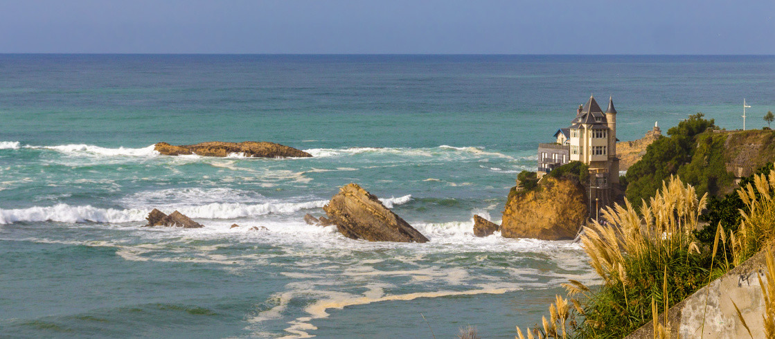 Vue sur la mer à Biarritz en automne.
