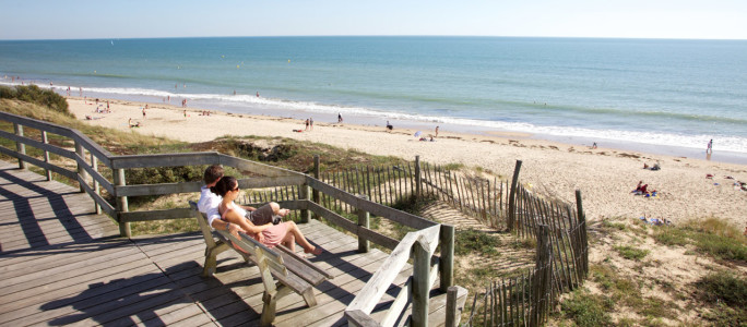 Copyright--CRTPC M.Anglada-Detente sur un banc Plage des Gollandieres-Ile de Re-12323-1280