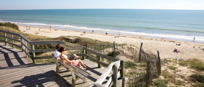 Copyright--CRTPC M.Anglada-Detente sur un banc Plage des Gollandieres-Ile de Re-12323-1280