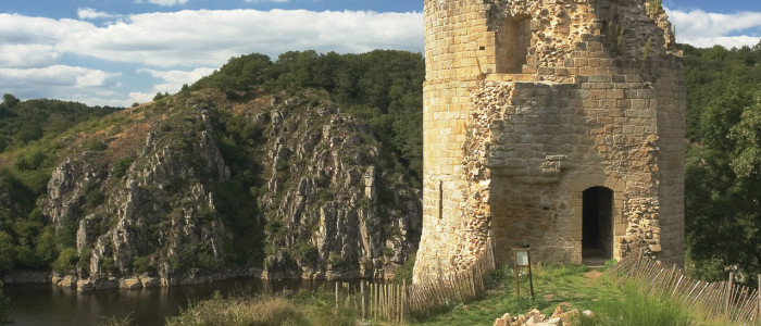 Château de Crozant surplombant la vallée de la Creuse