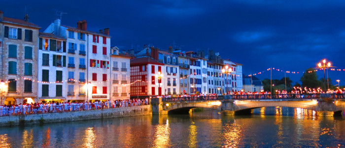 L'animation des quais de Bayonne à la tombée de la nuit