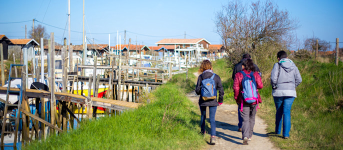Cabanes à huitres au port ostréicole de Gujan-Mestras