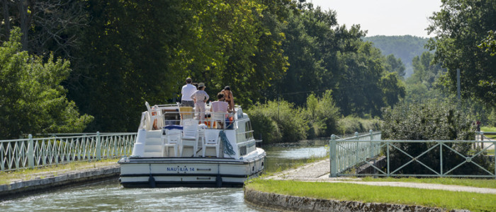 Promenade fluviale sur le canal latéral a la Garonne
