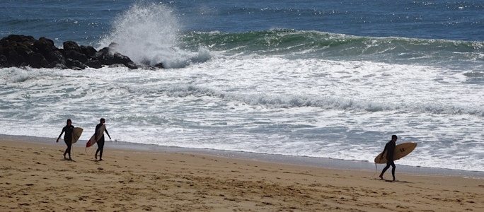 Surfeurs sur une plage dans les Landes