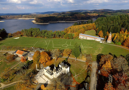 Centre international d’Art et du Paysage de Vassivière et vue sur lac