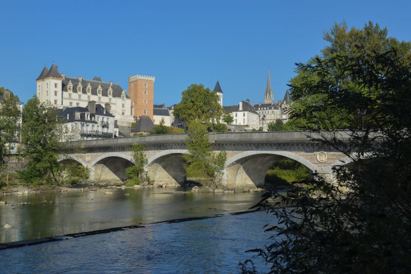 Copyright-Alban Gilbert-CRTNA-Le pont du XIV juillet franchissant le gave de Pau et le chateau en arriere-plan