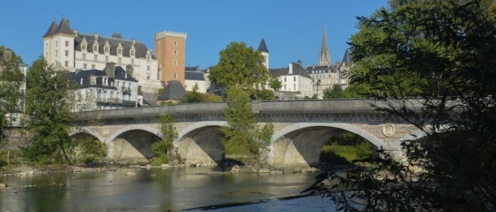 Copyright-Alban Gilbert-CRTNA-Le pont du XIV juillet franchissant le gave de Pau et le chateau en arriere-plan