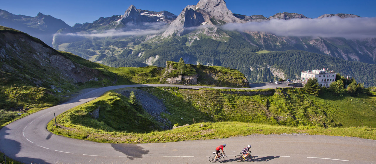 Cyclistes au col de l’Aubisque