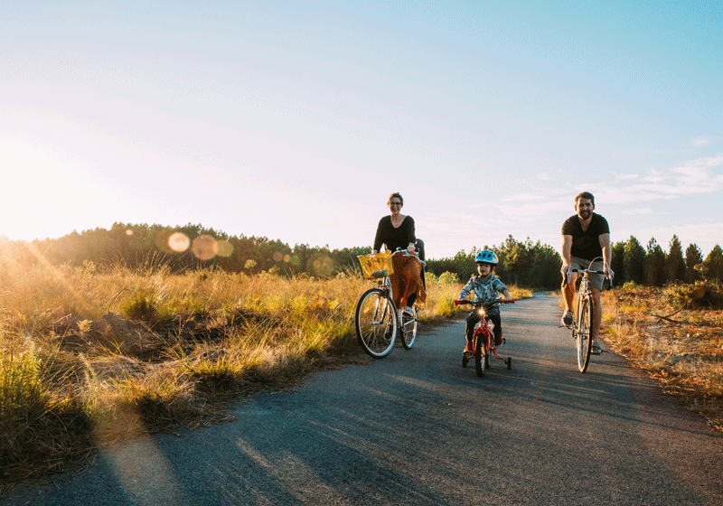 Familie fietstocht in het bos van Landes