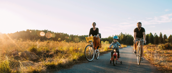 Familie fietstocht in het bos van Landes