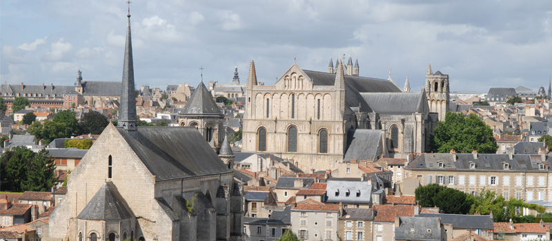 Vue du centre de Poitiers depuis les Dunes