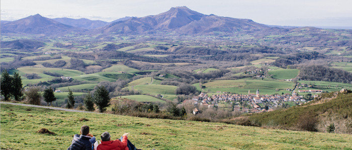 Le petit village d’Ainhoa depuis le col des Trois Croix.