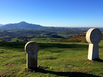 Stèles oratoire Aubépines à Ainhoa