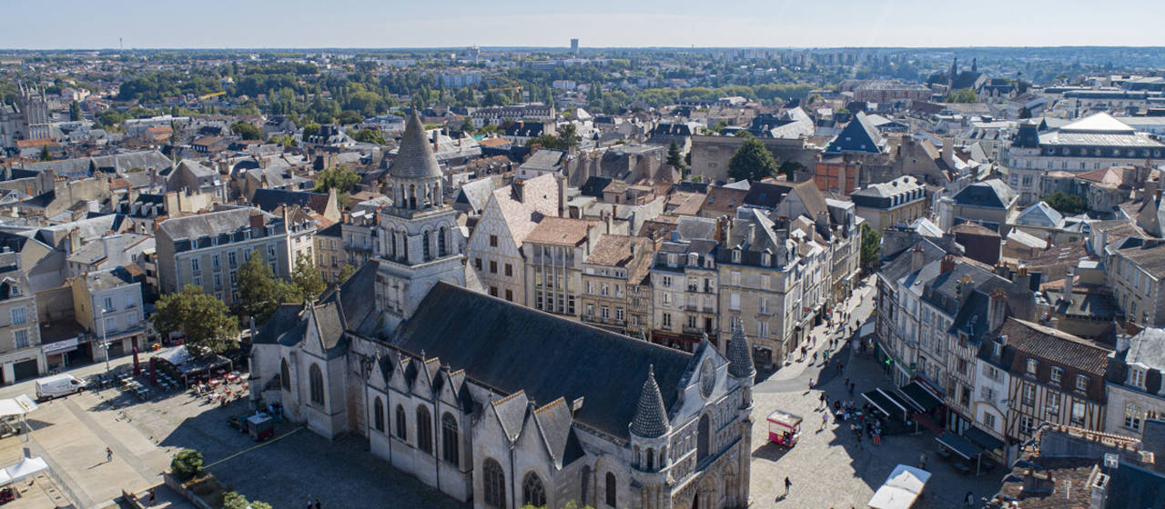 Vue aérienne de la place du marché à Poitiers