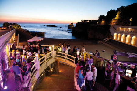 Biarritz, bar en surplomb de la plage des Basques