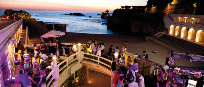 Biarritz, bar en surplomb de la plage des Basques