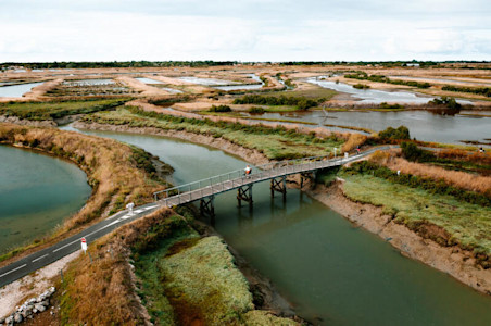 Vue des marais et pistes cyclables de l'Île de Ré