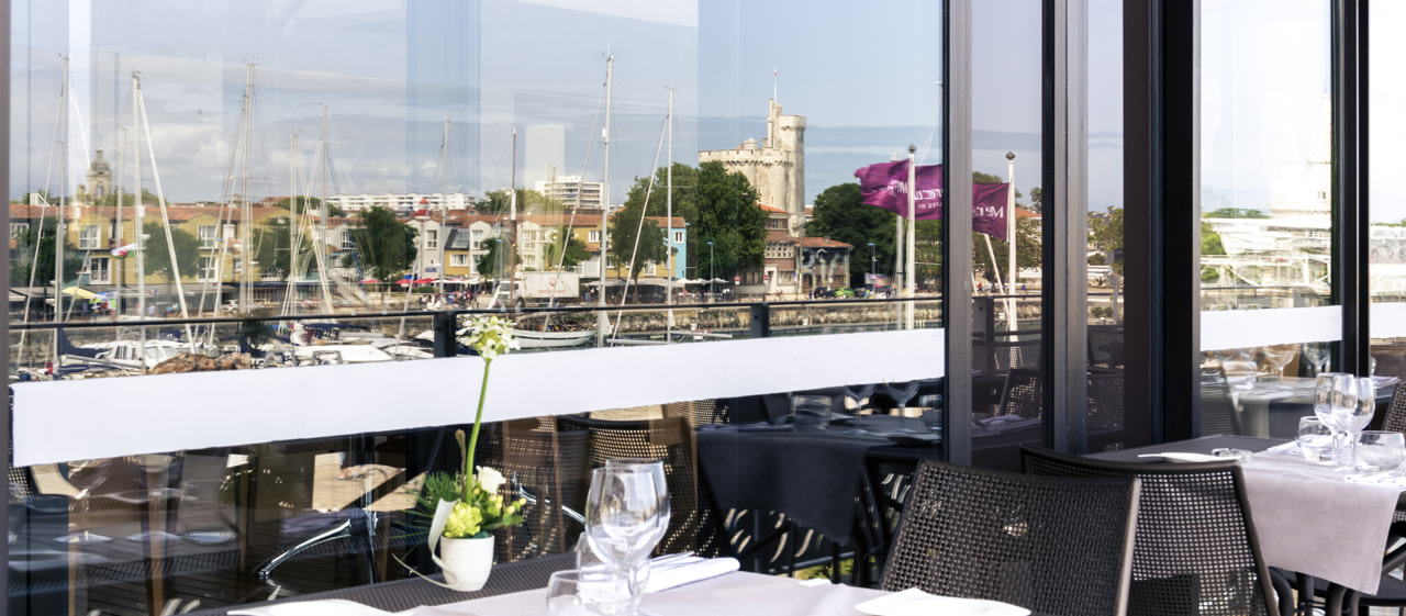 Vue des tours de La Rochelle à la terrasse d'un hôtel de charme