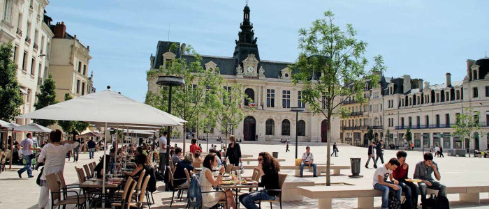 En terrasse, place de l’hôtel de ville de Poitiers, Vienne