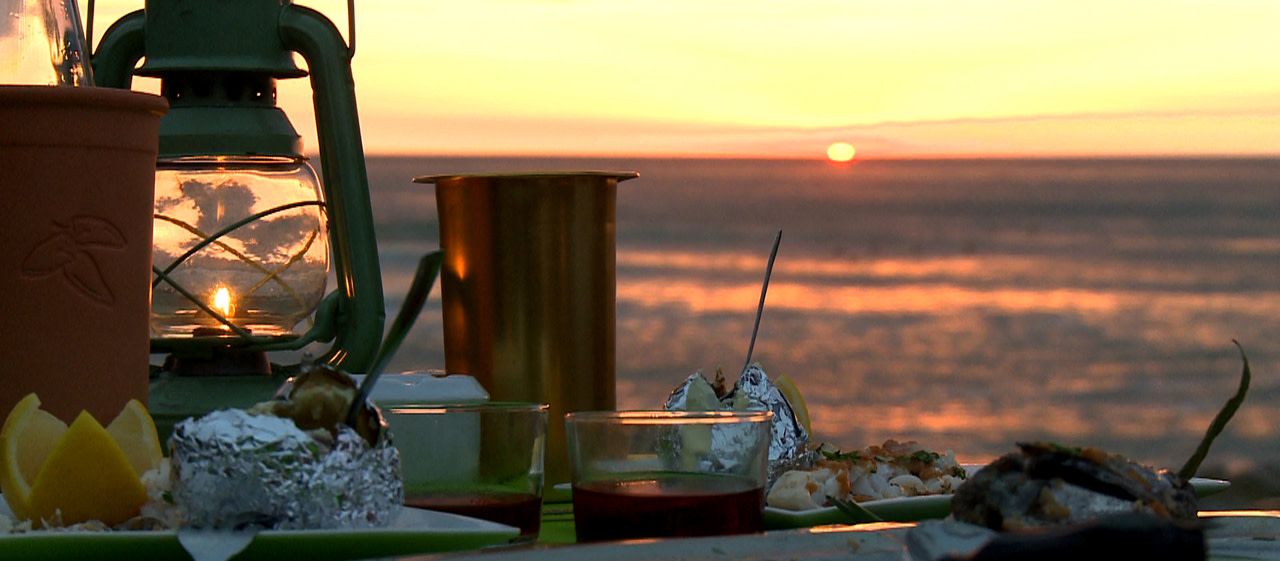 Plage et table sur la plage