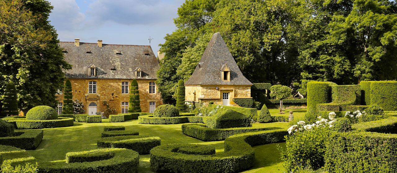 Les jardins du Manoir d'Eyrignac sont l'une des plus belles représentation de l'Art topiaire à la française.