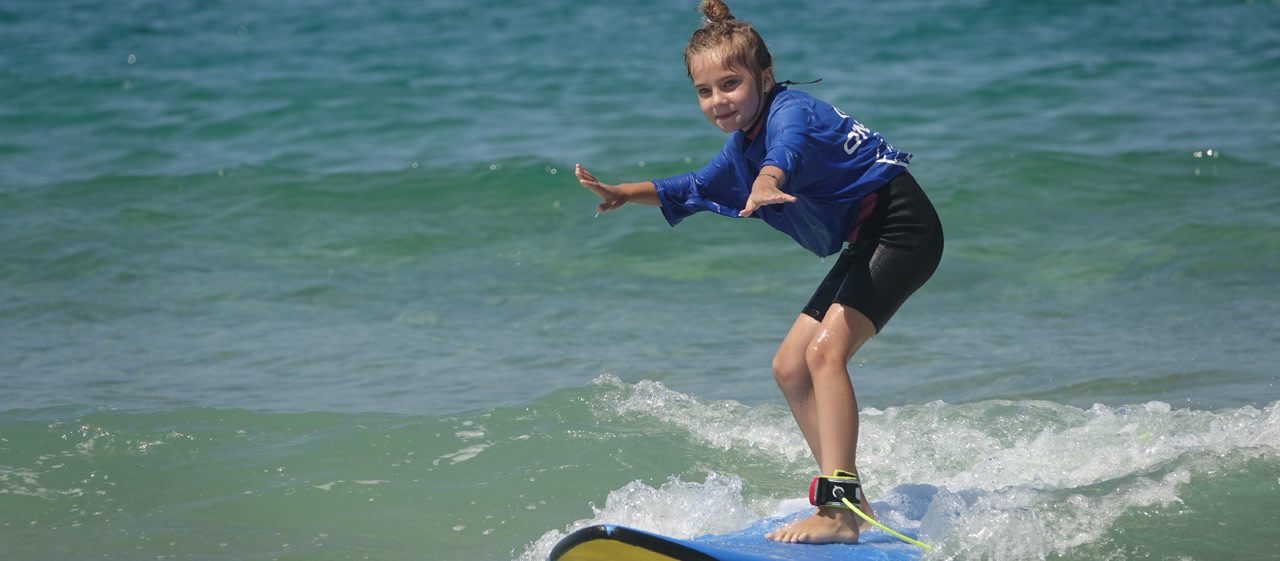 Un enfant faisant du surf