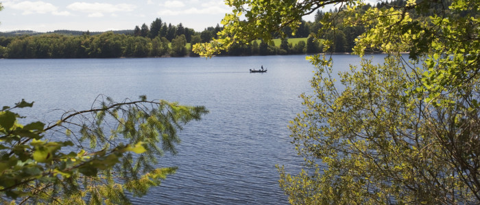 Pécheur au lac de Vassivière