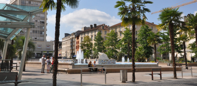 Balade ensoleillée en centre-ville sur la place Clémenceau