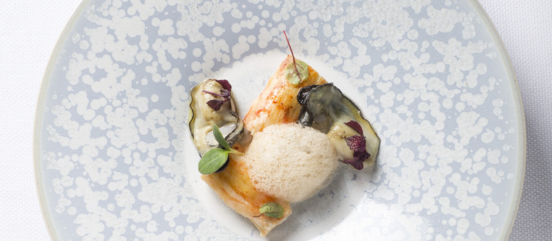 Restaurant Coutanceau Caviar-Kristal-au-crabe-royal-huîtres-grillées-©phvauressantamaria