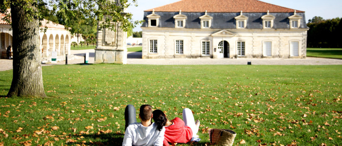 Couple admirant la Corderie Royale a Rochefort