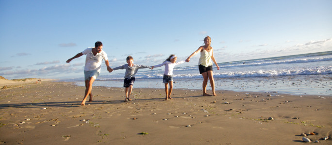 Famille sur la plage de Grand-Village sur l'Île d'Oléron