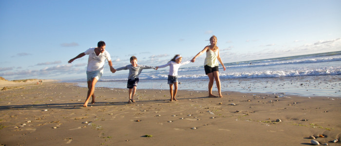 Famille sur la plage de Grand-Village sur l'Île d'Oléron