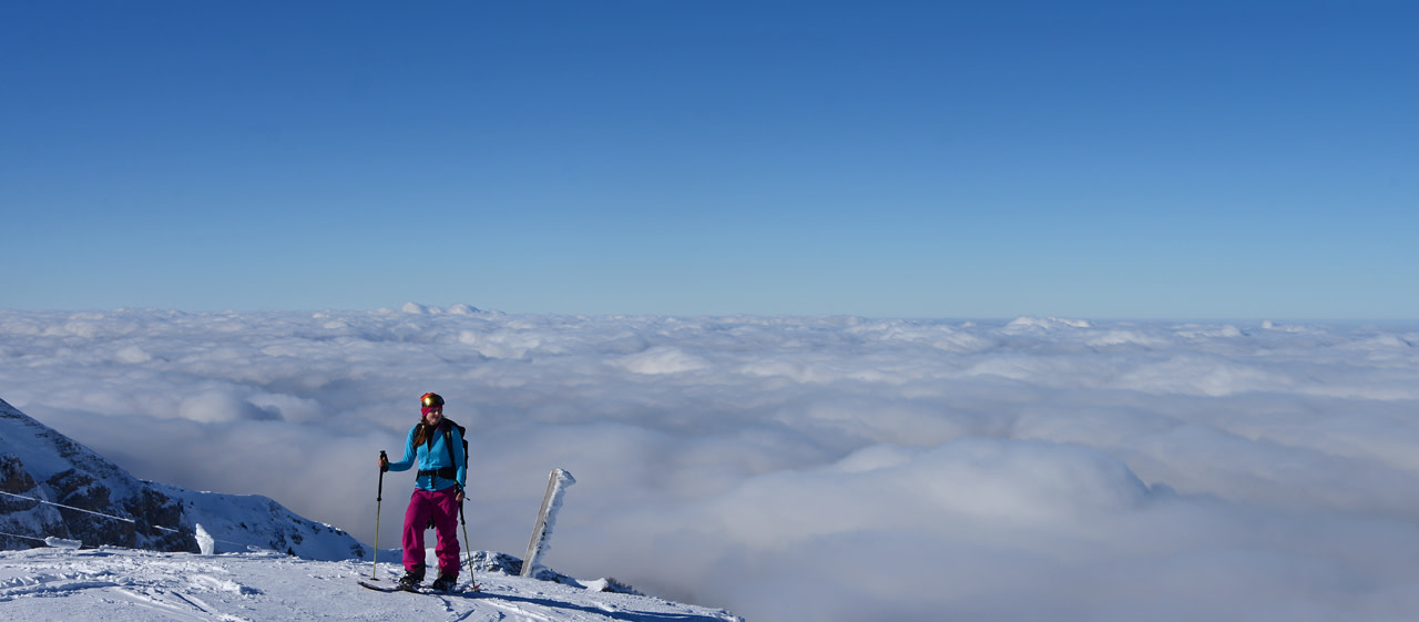 Ski de rando et mer de nuages sur la station d'Issarbe