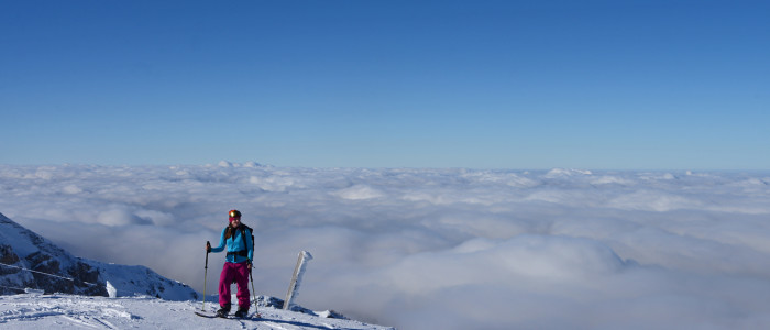 Ski de rando et mer de nuages sur la station d'Issarbe