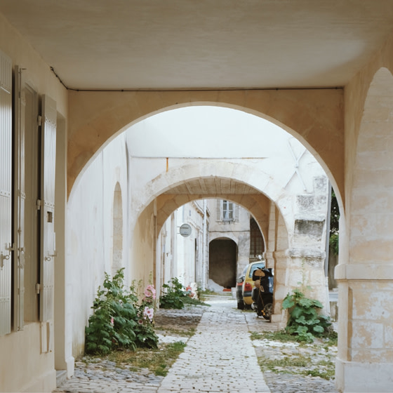 De Sarlat à la côte atlantique : un voyage dans le temps avec Uwa Scholz