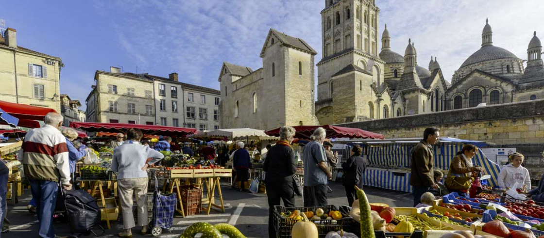 Jour de marché au pied de la cathédrale Saint-Front à Périgueux