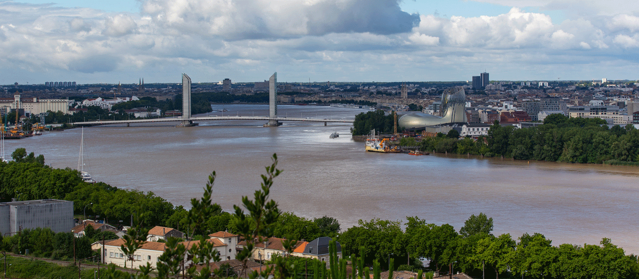 La Cité du Vin et Pont Chaban Delmas depuis le parc de l'Ermitage Sainte-Catherine à Lormont