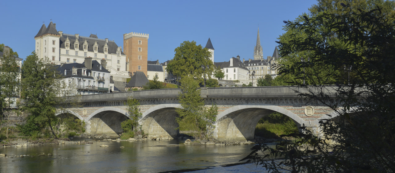 Le pont du XIV juillet franchissant le gave de Pau et le château