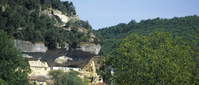 Les Eyzies de Tayac et son musee International de la Prehistoire situe en bordure de la Vezere - Dordogne