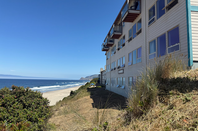 The Seahorse Oceanfront Lodge Hotel