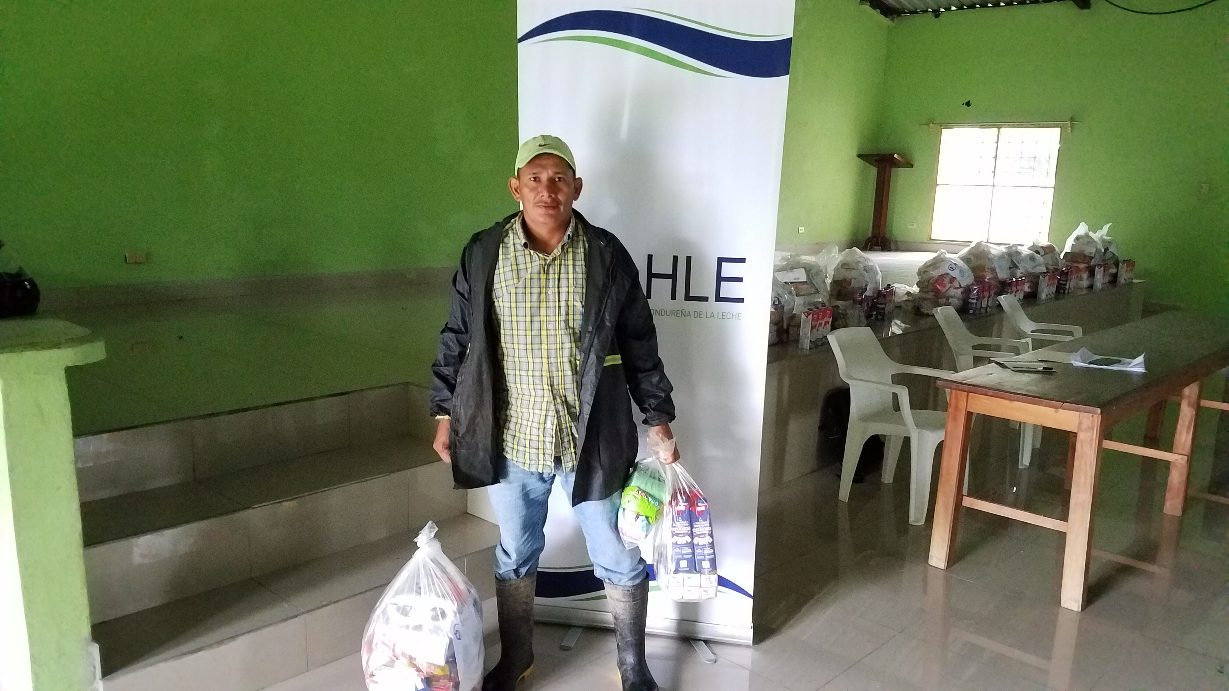 Entrega de racion dde alimento a productores de Santa Rosa de Aguan. (1)